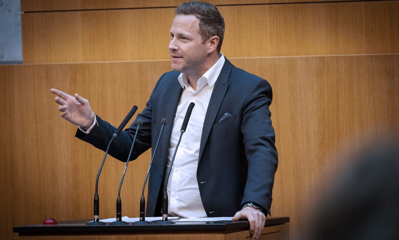 FPÖ Genel Sekreteri Michael Schnedlitz Avusturya Ulusal Meclisi'nde konuşma yaparken.