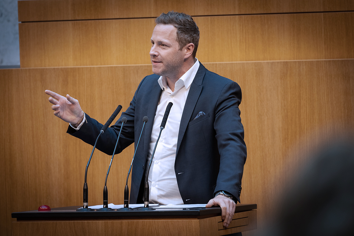 FPÖ Genel Sekreteri Michael Schnedlitz Avusturya Ulusal Meclisi'nde konuşma yaparken.