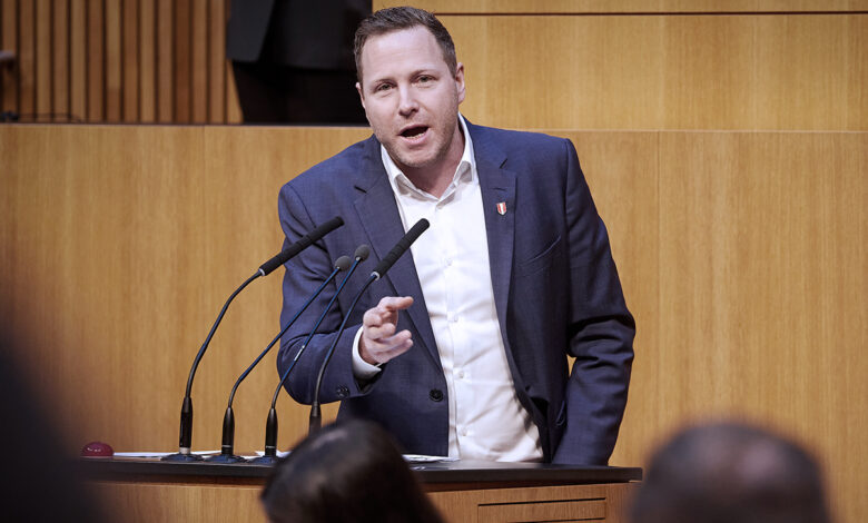 Michael Schnedlitz kürsüde konuşma yaparken SPÖ ve Gusenbauer yolsuzluk iddiaları açıklaması