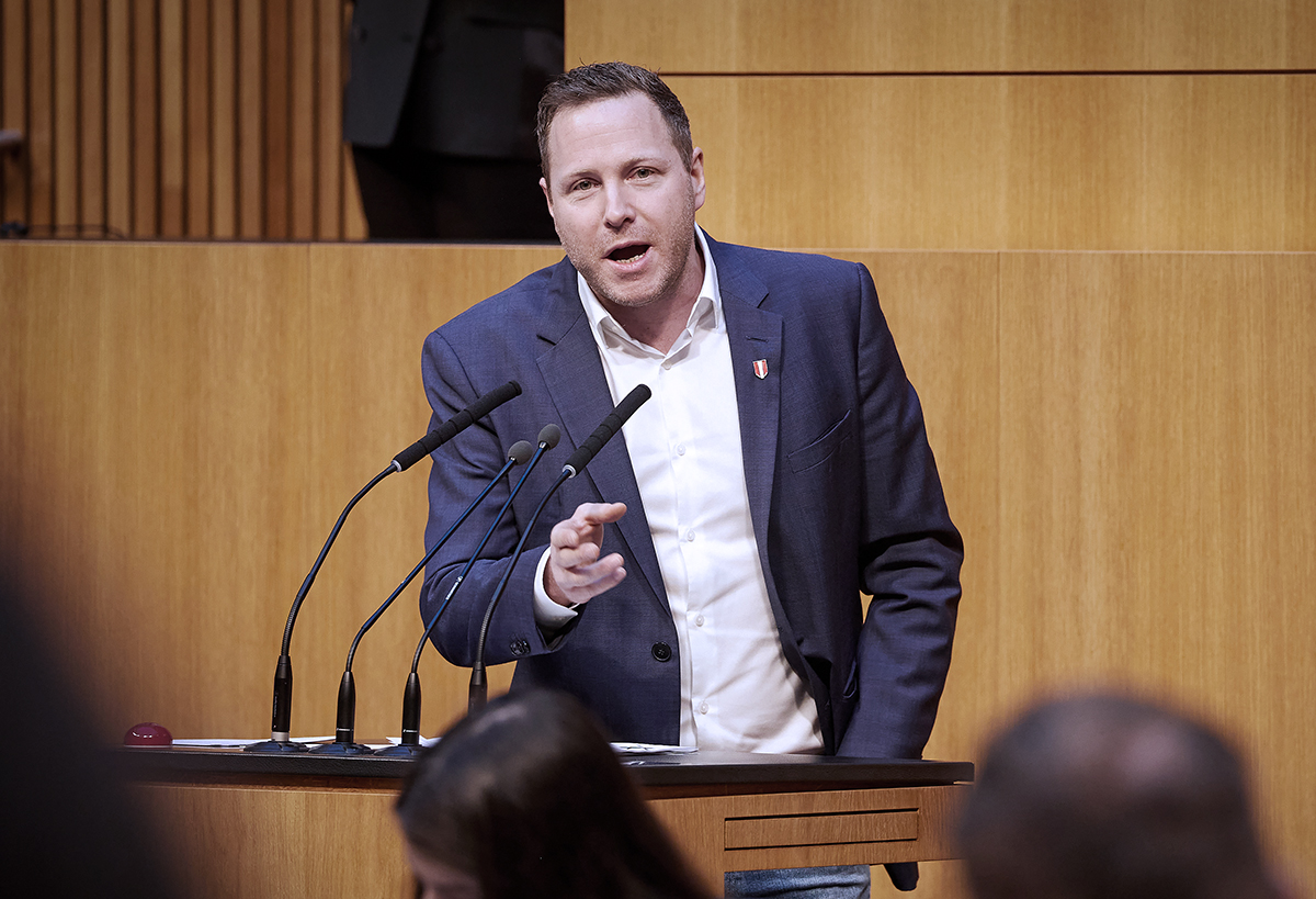 Michael Schnedlitz kürsüde konuşma yaparken SPÖ ve Gusenbauer yolsuzluk iddiaları açıklaması
