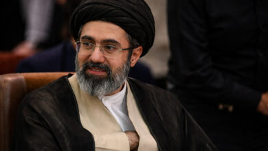 İran'ın yeni dini lideri Mücteba Hamaney'in bir toplantı sırasında çekilmiş orijinal fotoğrafı.