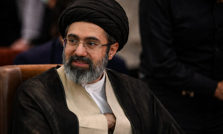 İran'ın yeni dini lideri Mücteba Hamaney'in bir toplantı sırasında çekilmiş orijinal fotoğrafı.