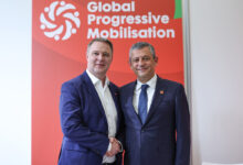 Özgür Özel ve Andreas Babler Barcelona Sosyalist Enternasyonal zirvesinde el sıkışırken