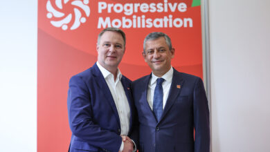 Özgür Özel ve Andreas Babler Barcelona Sosyalist Enternasyonal zirvesinde el sıkışırken