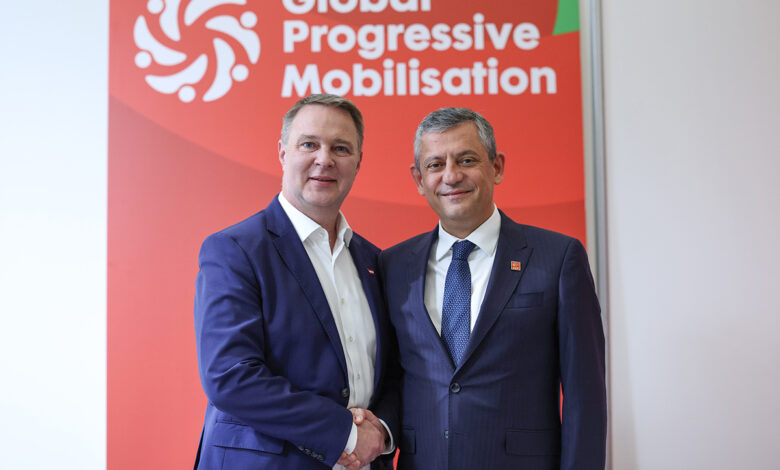 Özgür Özel ve Andreas Babler Barcelona Sosyalist Enternasyonal zirvesinde el sıkışırken