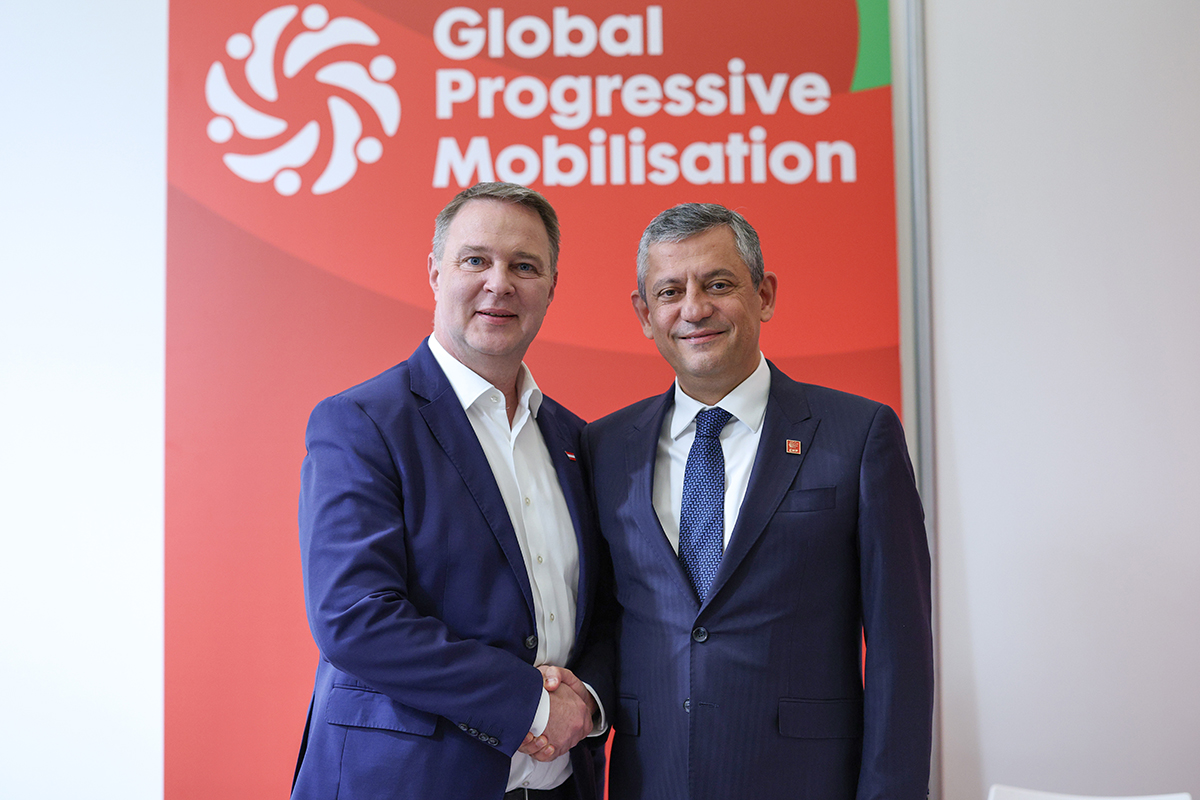 Özgür Özel ve Andreas Babler Barcelona Sosyalist Enternasyonal zirvesinde el sıkışırken