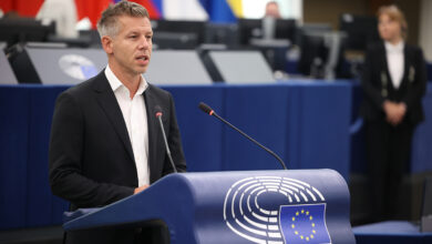 Péter Magyar Avrupa Parlamentosu kürsüsünde konuşma yaparken.