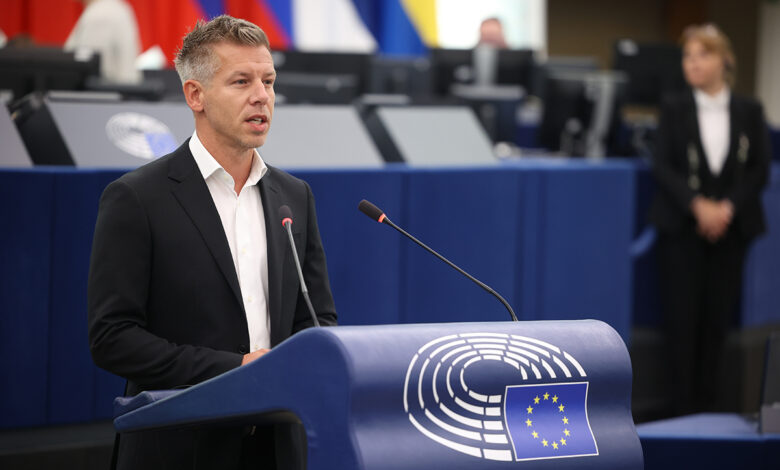 Péter Magyar Avrupa Parlamentosu kürsüsünde konuşma yaparken.