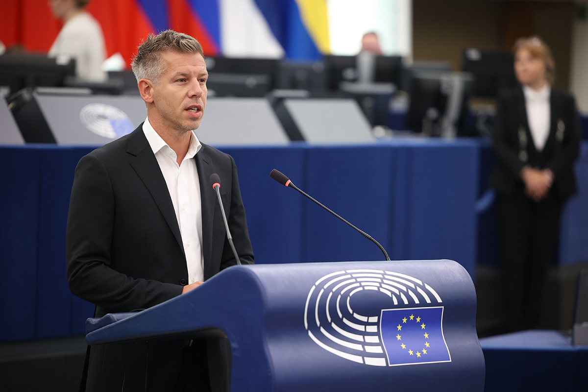 Péter Magyar Avrupa Parlamentosu kürsüsünde konuşma yaparken.