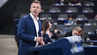 Péter Magyar Avrupa Parlamentosu'nda Macaristan'ın dondurulan AB fonları hakkında konuşuyor.