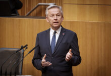 EVP Başmüzakerecisi Reinhold Lopatka, parlamento kürsüsünde elleriyle vurgu yaparak Avrupa Birliği genişlemesi üzerine konuşuyor.