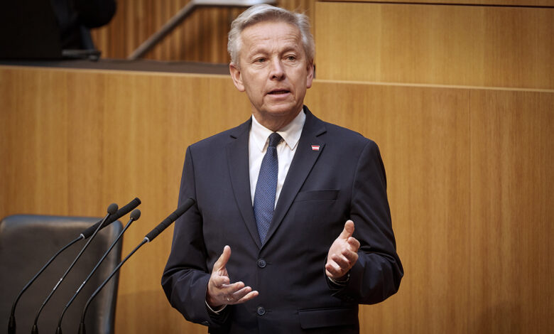 EVP Başmüzakerecisi Reinhold Lopatka, parlamento kürsüsünde elleriyle vurgu yaparak Avrupa Birliği genişlemesi üzerine konuşuyor.