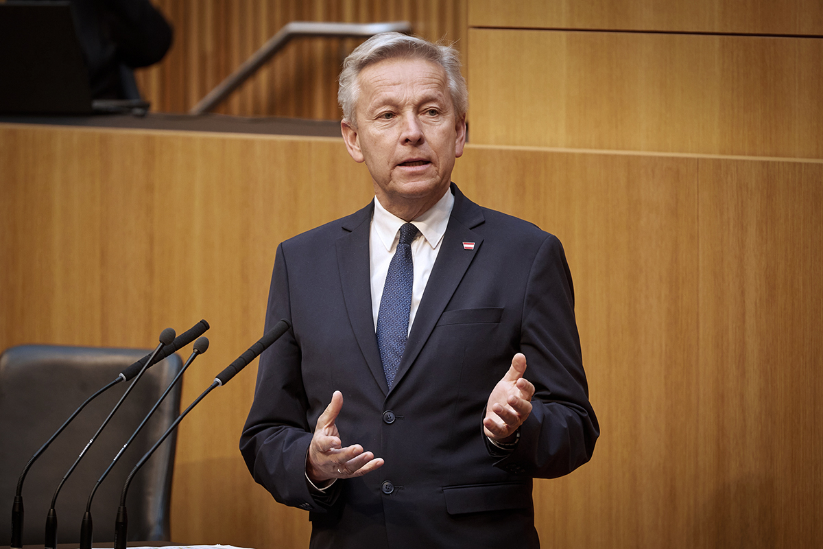 EVP Başmüzakerecisi Reinhold Lopatka, parlamento kürsüsünde elleriyle vurgu yaparak Avrupa Birliği genişlemesi üzerine konuşuyor.