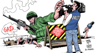 İsrail askerinin Gazze'de çekim yapan gazeteciyi engellemesini ve savaş suçları tabelasını tasvir eden Carlos Latuff karikatürü.