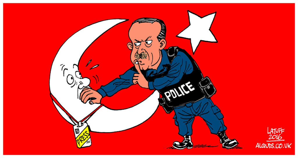 Polis üniformalı Recep Tayyip Erdoğan'ın Türkiye'nin ay-yıldızlı bayrağındaki hilali 'sus' işareti yaparak susturmasını gösteren Carlos Latuff karikatürü.