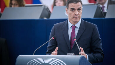 İspanya Başbakanı Pedro Sánchez Avrupa Parlamentosu kürsüsünde hararetli bir konuşma yapıyor.