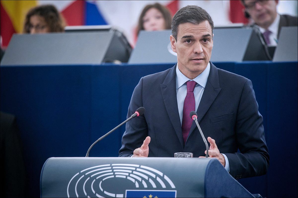 İspanya Başbakanı Pedro Sánchez Avrupa Parlamentosu kürsüsünde hararetli bir konuşma yapıyor.