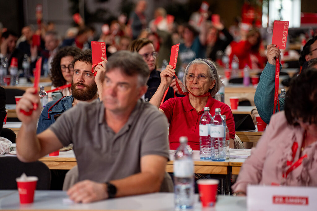 SPÖ Viyana kurultayında delegeler kırmızı kartlarını havaya kaldırarak oy kullanıyor.