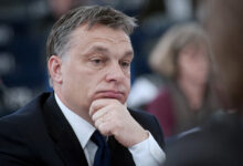 Viktor Orban dusunceli yuz ifadesi Macaristan meclis oturumu