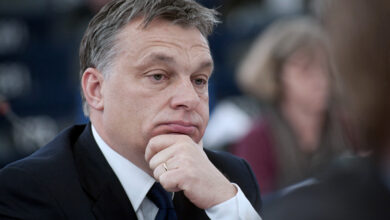 Viktor Orban dusunceli yuz ifadesi Macaristan meclis oturumu