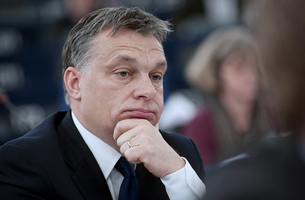 Viktor Orban dusunceli yuz ifadesi Macaristan meclis oturumu