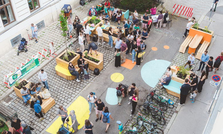 Viyana'da bir sokak etkinliğinde bir araya gelen mahalle sakinleri ve ahşap oturma alanları.