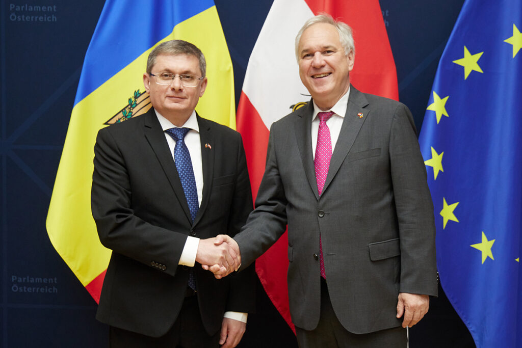 Avusturya Ulusal Meclis Başkanı Walter Rosenkranz ve Moldova Parlamento Başkanı Igor Grosu, parlamentodaki görüşme öncesinde Avusturya ve Moldova bayrakları önünde el sıkışıyor.