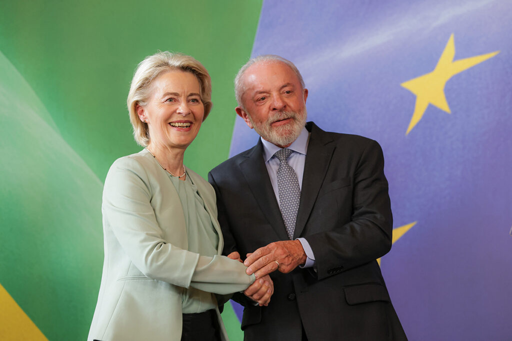 AB Komisyonu Başkanı Ursula von der Leyen ve Brezilya Devlet Başkanı Lula da Silva tokalaşırken