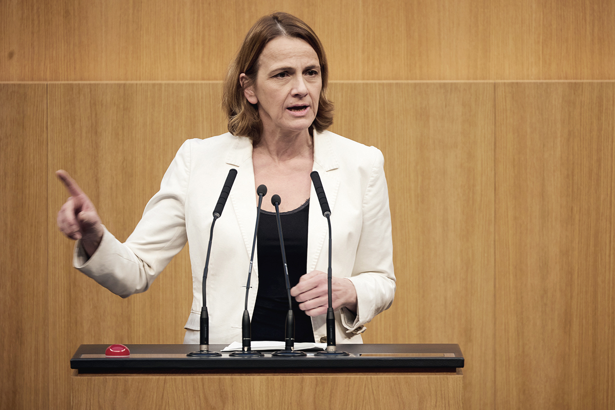 FPÖ Sosyal İşler Sözcüsü Dagmar Belakowitsch meclis kürsüsünde konuşma yaparken.