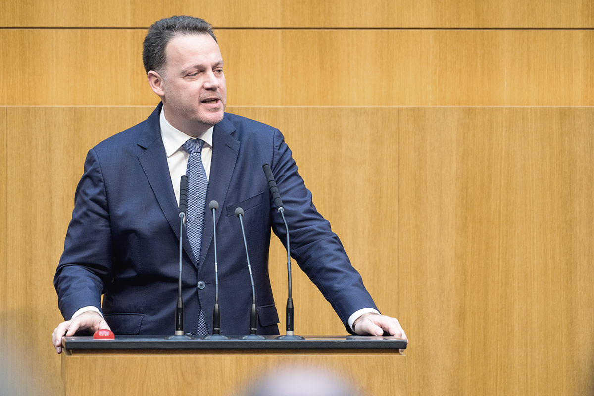 Avusturya Parlamentosu'nda konuşan FPÖ Sağlık Sözcüsü Gerhard Kaniak.