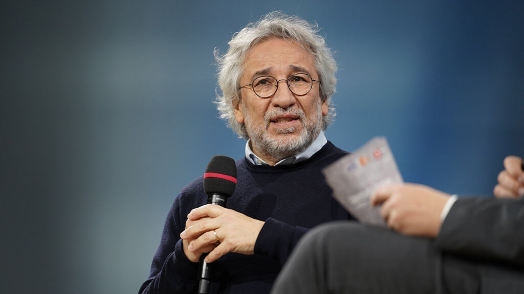 Can Dündar, 2025 Frankfurt Kitap Fuarı'nda ARD, ZDF ve 3sat ortak literatür sahnesinde konuşma yaparken görülüyor.