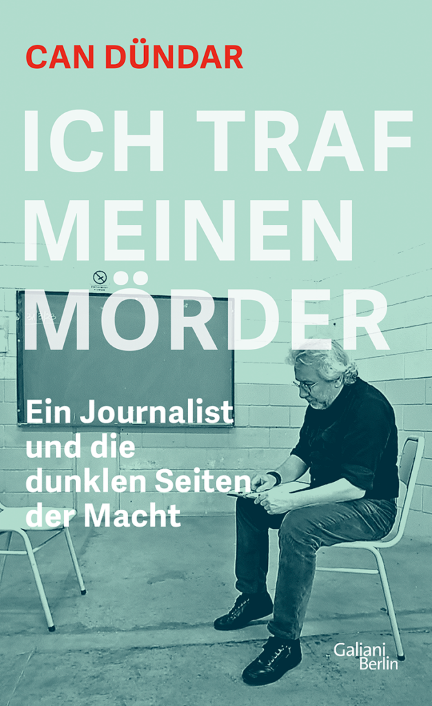 Can Dündar’ın Galiani Berlin yayınevinden çıkan 'Ich traf meinen Mörder' kitabının orijinal kapağı. Kapakta Can Dündar bir sandalyede otururken görülüyor.