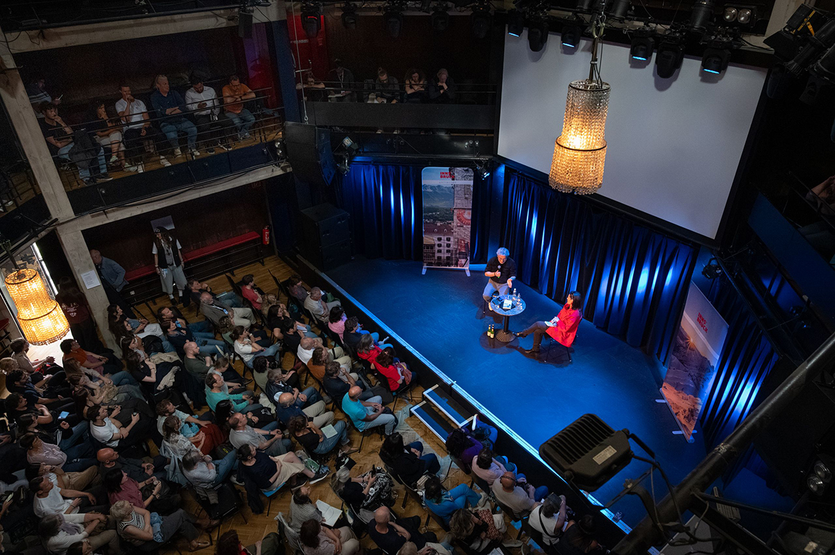 Innsbruck Gazetecilik Festivali kapsamında sahnede Alexandra Föderl-Schmid ve Can Dündar söyleşi yaparken.