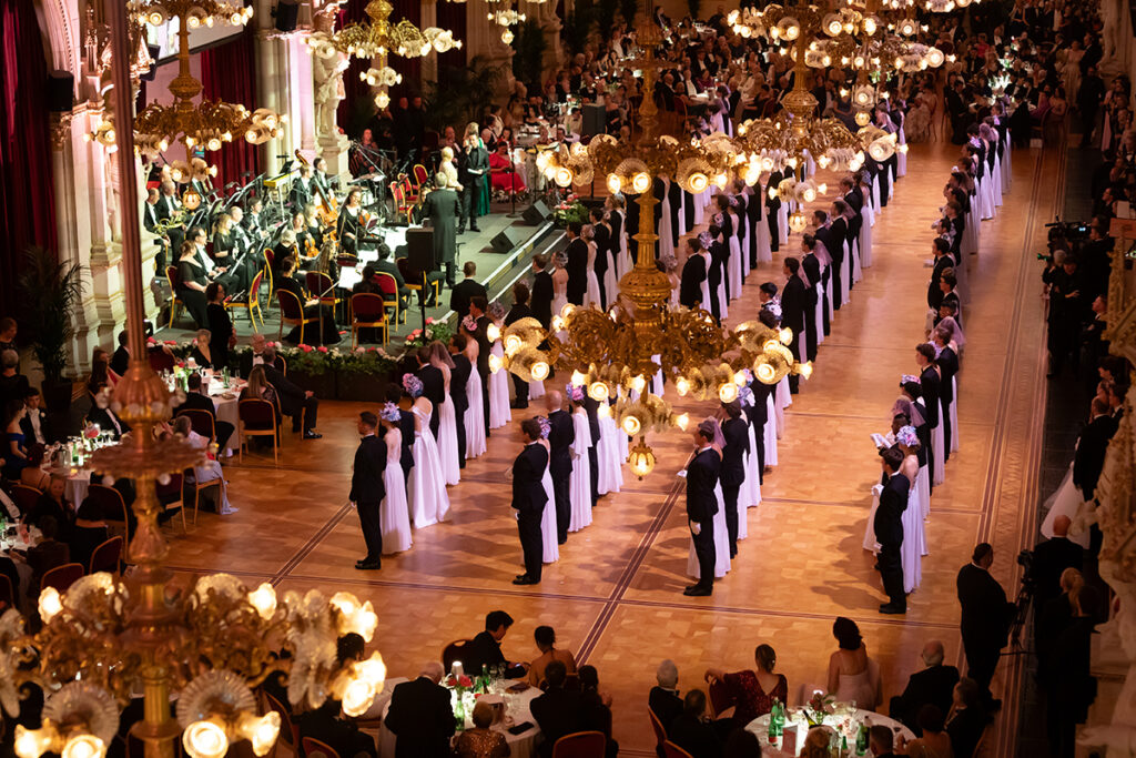 126. Concordia Balosu'nda müzik, vals ve dans eşliğinde eğlenen konuklar; köklü Viyana balo gelenekleri.