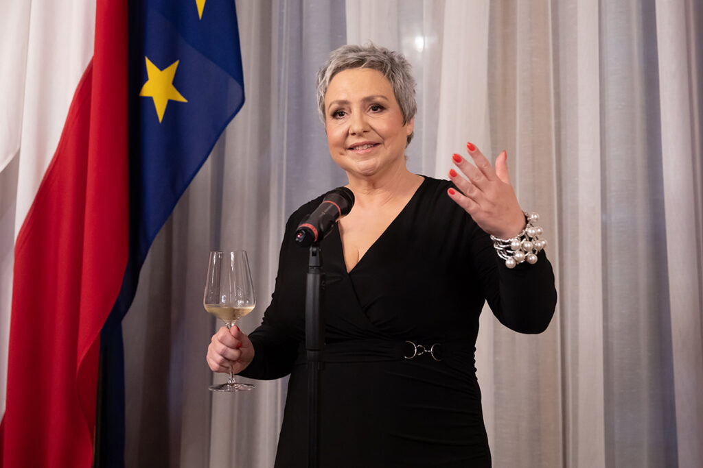 Viyana'daki 126. Concordia Balosu'nda konuşma yapan Concordia Basın Kulübü Genel Sekreteri Daniela Kraus. Arka planda Avusturya ve Avrupa Birliği bayrakları yer alıyor.
