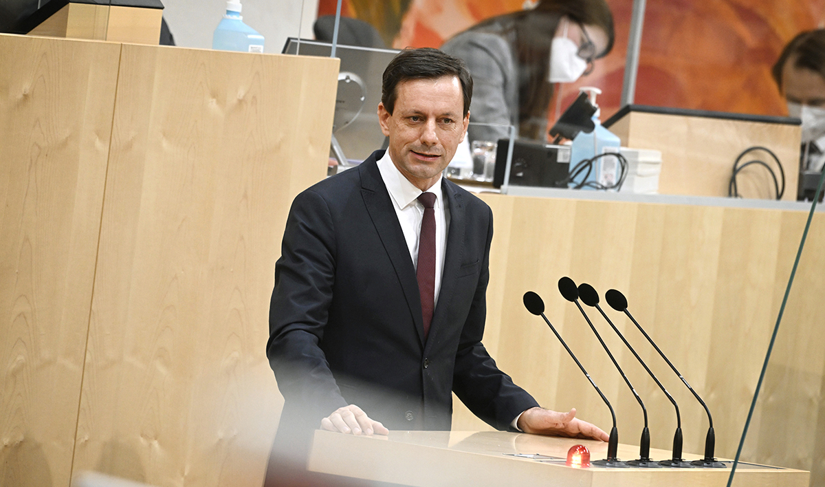 ÖVP Meclis Grup Başkanı Ernst Gödl Avusturya Parlamentosu kürsüsünde hükümetin göç ve iltica politikaları hakkında açıklama yaparken.
