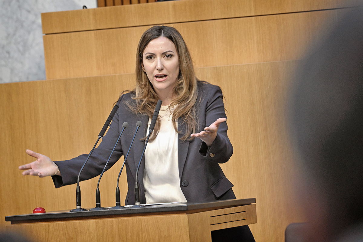 FPÖ Milletvekili Petra Steger, Avusturya Ulusal Konseyi'nde kürsüde konuşma yaparken.