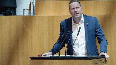 FPÖ Genel Sekreteri Michael Schnedlitz meclis kürsüsünde hükümetin bütçe planlarını eleştirirken.