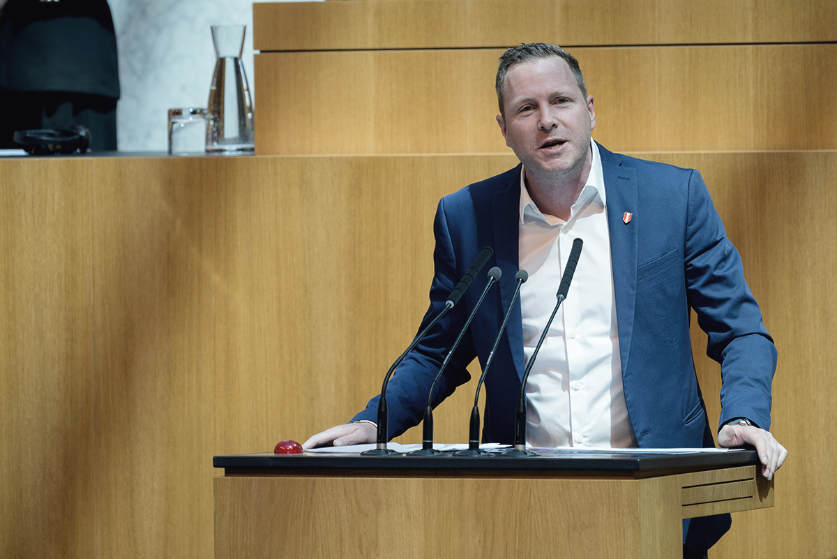 FPÖ Genel Sekreteri Michael Schnedlitz meclis kürsüsünde hükümetin bütçe planlarını eleştirirken.