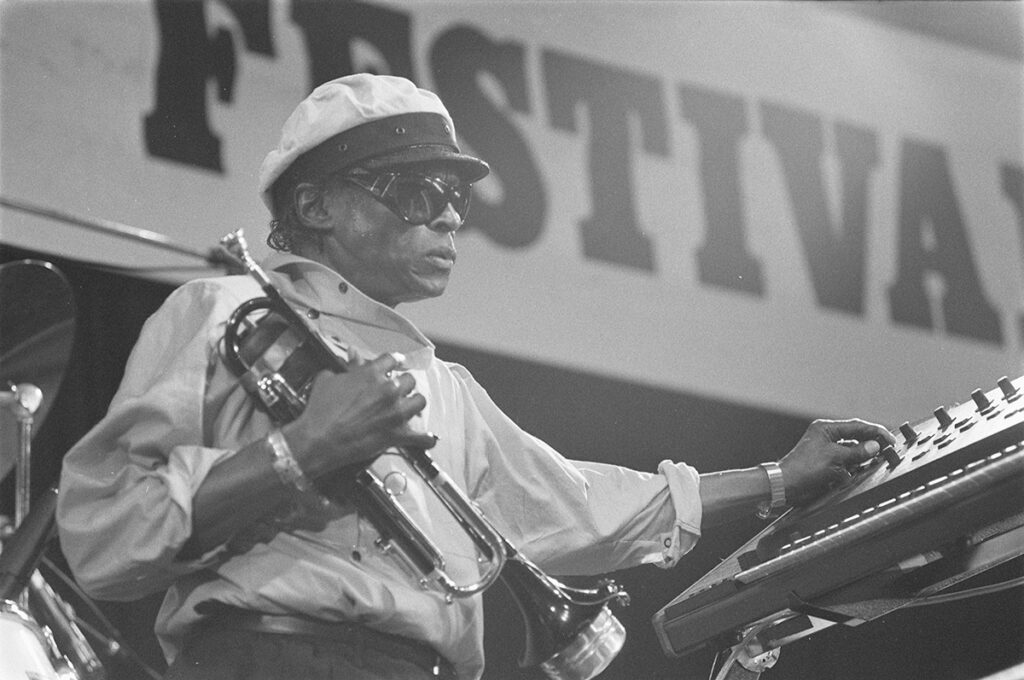 Miles Davis 1984 North Sea Caz Festivali canlı performansı trompet ve klavye başında