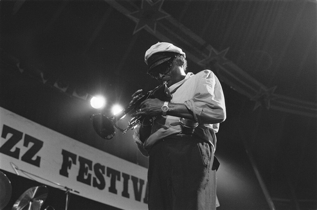 Miles Davis 1984 yılında sahnede canlı performansta trompet çalarken