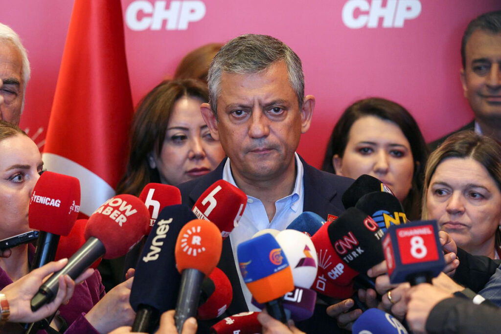 CHP Genel Başkanı Özgür Özel, genel merkez tahliyesinin ardından mikrofonlar önünde sert bir basın açıklaması yapıyor.