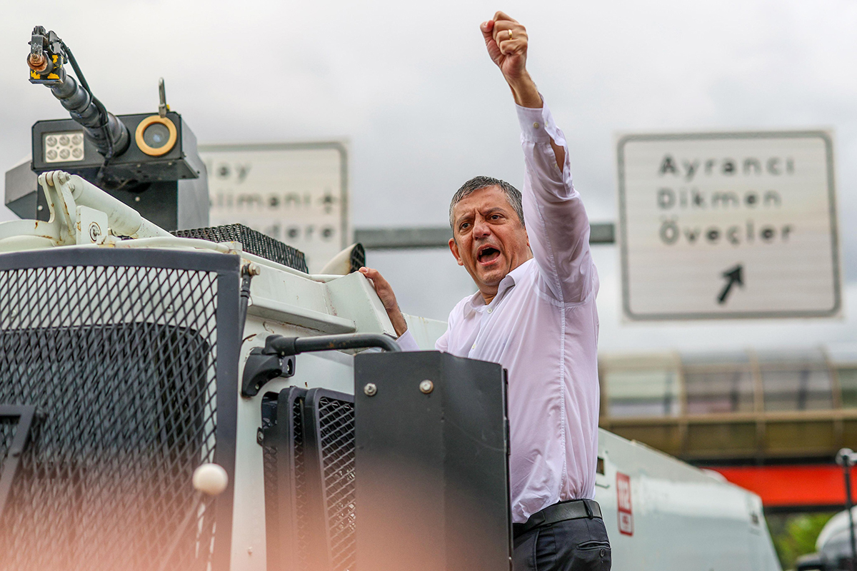CHP Genel Başkanı Özgür Özel, genel merkez tahliyesinin ardından TBMM'ye yürürken polis müdahalesine karşı TOMA'nın üzerine çıkıyor.