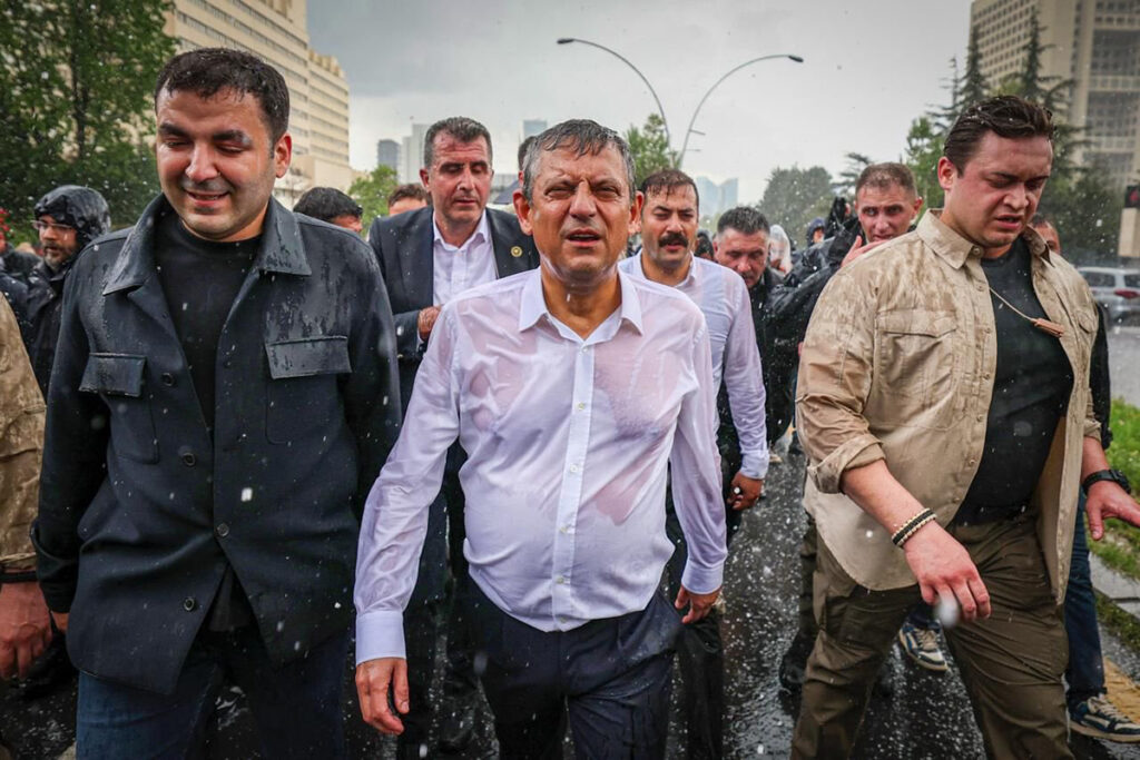 Özgür Özel ve CHP heyeti TBMM'ye yürürken aniden bastıran sağanak yağış