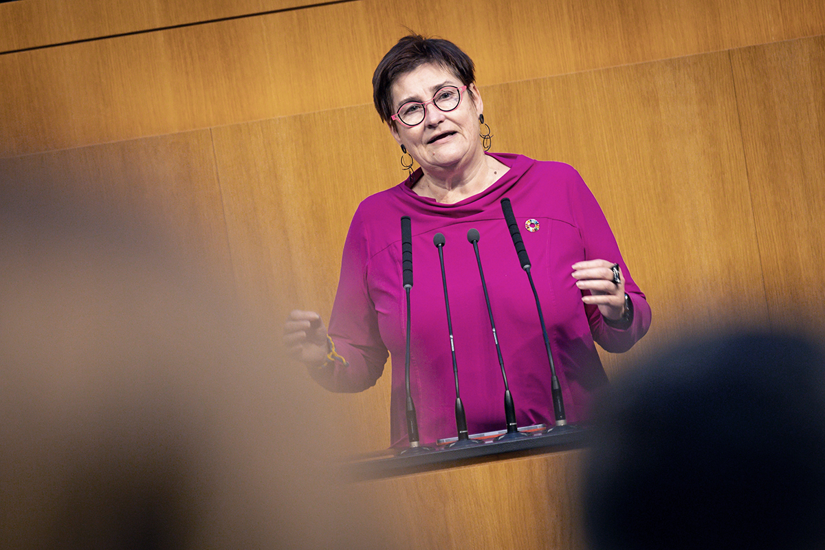 SPÖ Dış Politika Sözcüsü Petra Bayr Avusturya Ulusal Meclisi kürsüsünde konuşma yaparken.