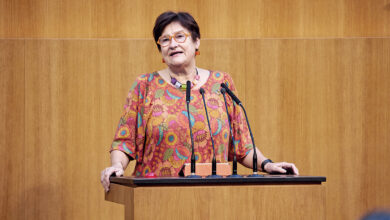SPÖ Dış Politika Sözcüsü Petra Bayr, Avusturya Meclisi kürsüsünde İsrailli bakanlara yönelik yaptırım çağrısını dile getiriyor.