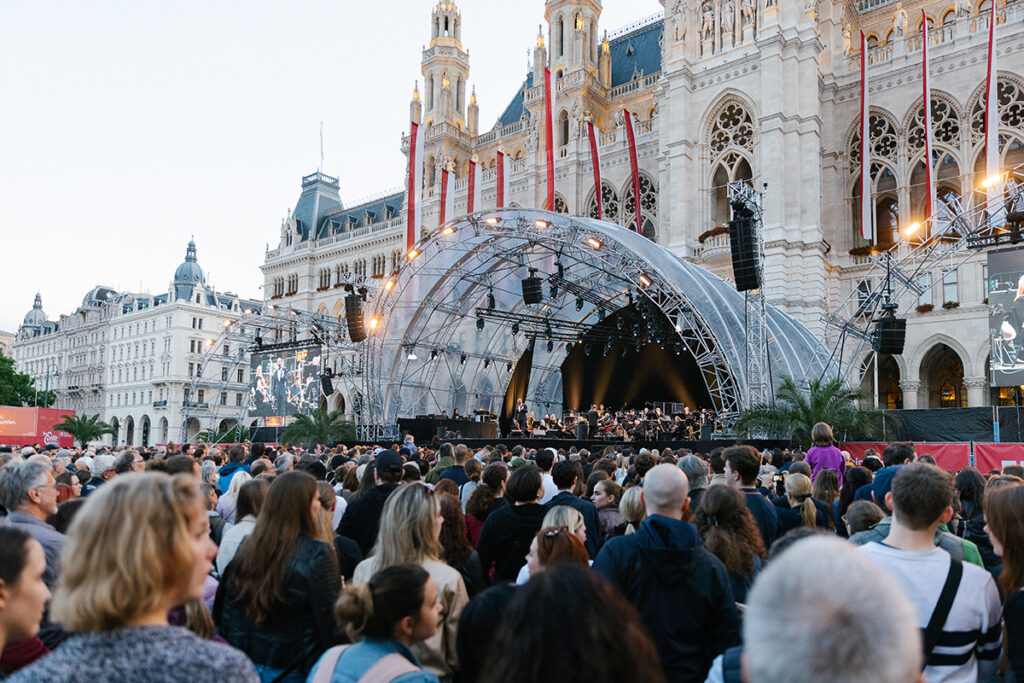 Wienliebe Festivali kapsamında tarihi belediye binası önündeki dev orkestra konseri ve kalabalık