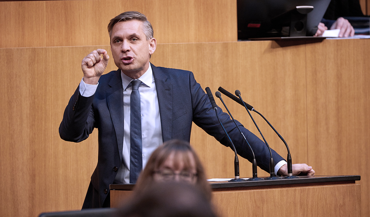 Avusturya Ekonomi Bakanı Wolfgang Hattmannsdorfer kürsüde konuşma yaparken el hareketleriyle bir noktayı vurguluyor.