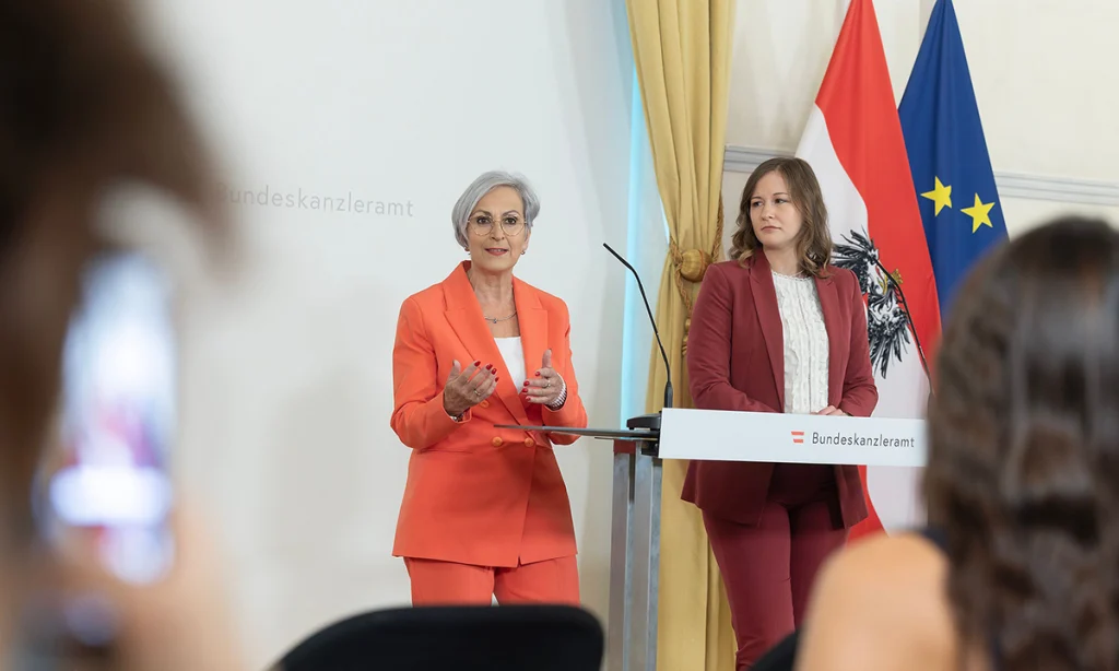 Adalet Bakanı Anna Sporrer Federal Başbakanlık iki dilli yargı sistemi açıklaması