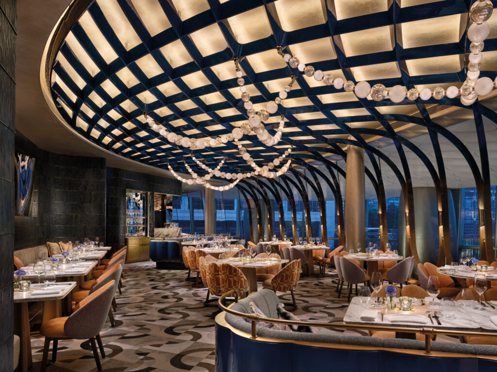 Akira Back Hong Kong lüks restoran iç mekan tasarımı ve heykelimsi tavan aydınlatması